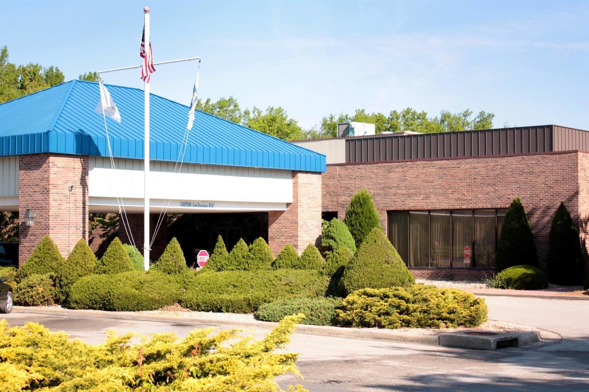 Magnuson Grand Hotel And Conference Center Raymond Exterior photo